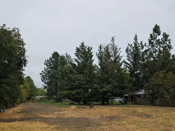 Robin Ln, Central Point, OR 97502