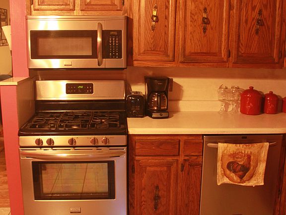 5th image of 780 Marilyn Dr