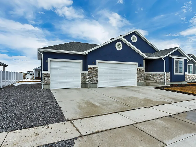 2299 E Woodbury Ln — Photo 2