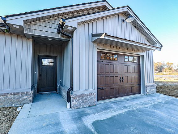 3rd image of 813 Violet Ct