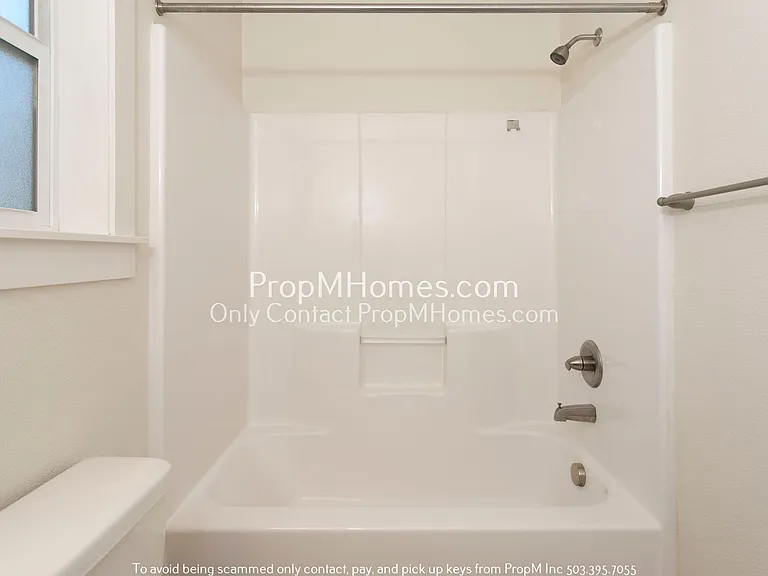 7726 SE Washington St — Photo 11