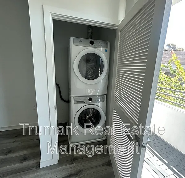 11408 Sarah St #205 — Photo 4