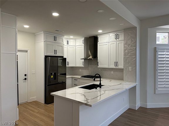 2nd image of 2837 Spalding Dr
