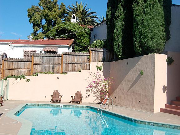 2nd image of 2255 N Cahuenga Blvd