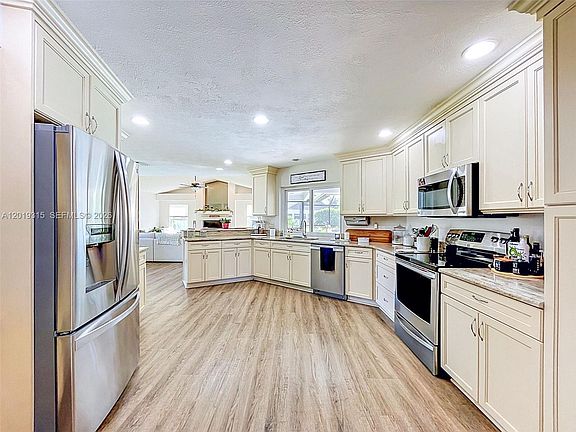 3rd image of 2910 Aston Ave