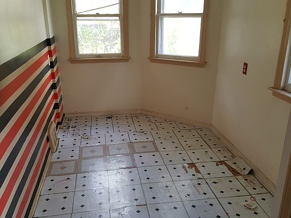 5th image of 326 Laird Ave SE