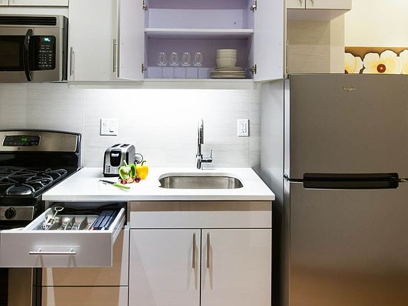 3rd image of 115 E 37th St APT 3r