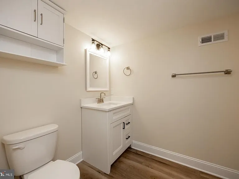 325 W Barnard St W — Photo 16