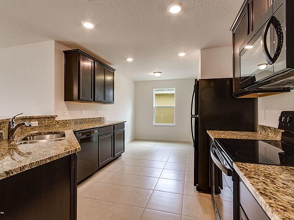4th image of 77333 Mosswood Dr