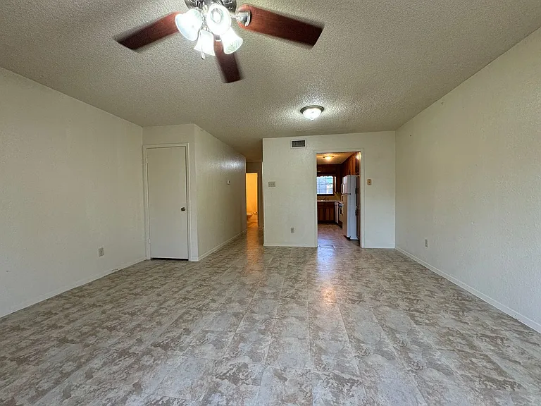 214 Romana Cir #E — Photo 8
