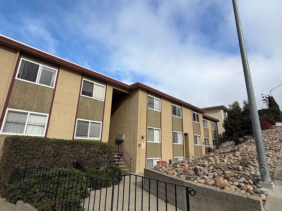 21 Thomas Ave #8