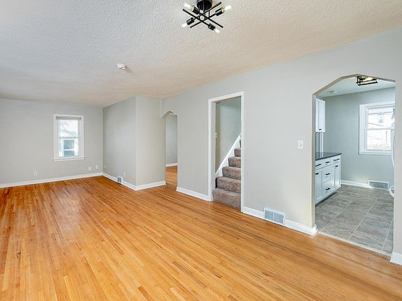 3rd image of 235 Wyoming St E