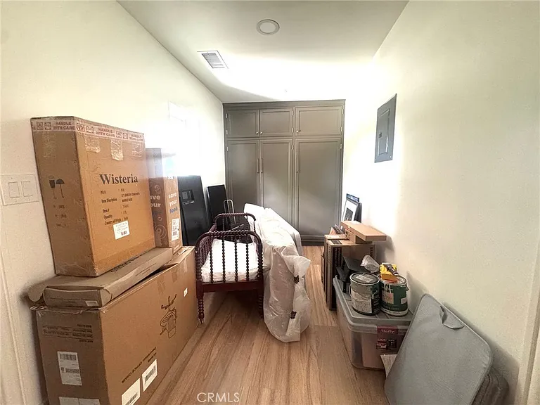 2421 N Heliotrope Dr — Photo 28