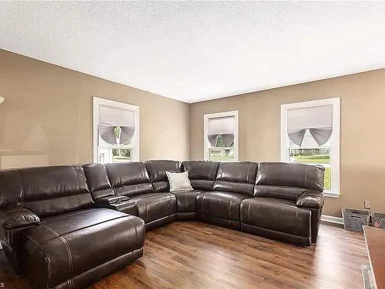 212 Glenview Dr — Photo 2
