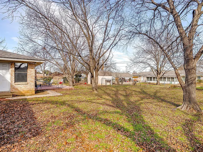 109 SE Dian St — Photo 40