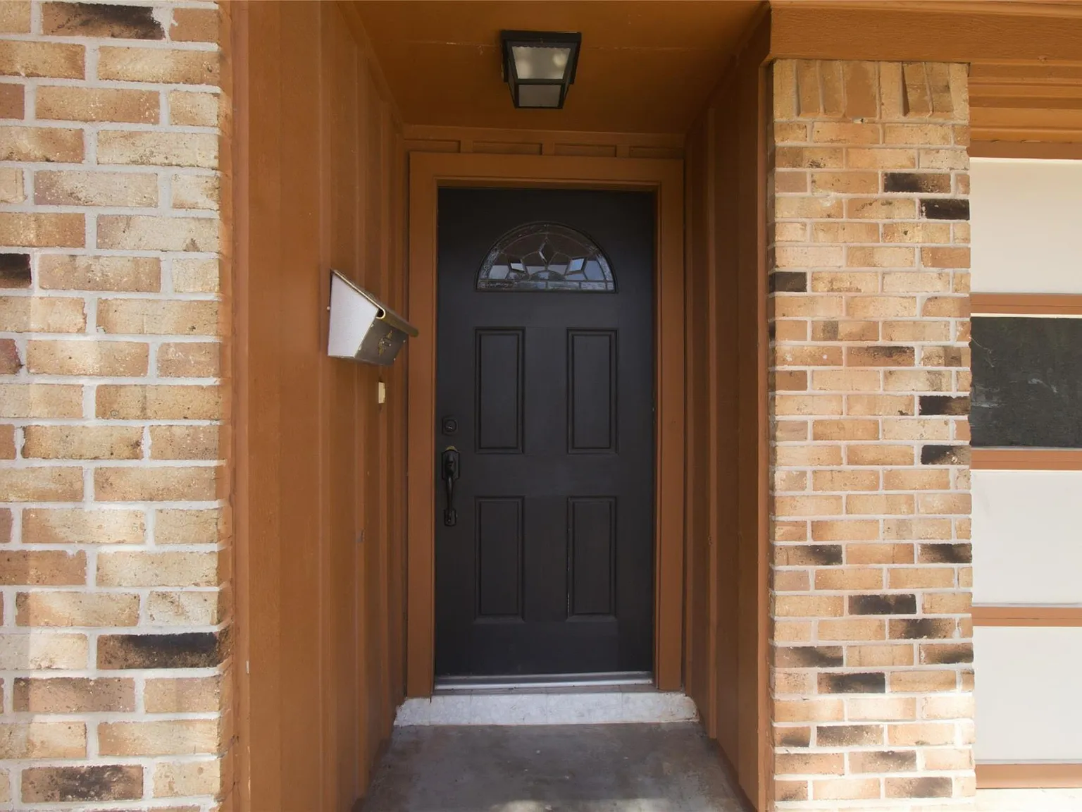 3 bed, 2.0 bath, 1705 sqft, $2,200 — Photo 2