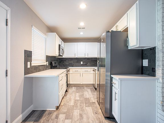 4th image of 726 Pinehurst Dr