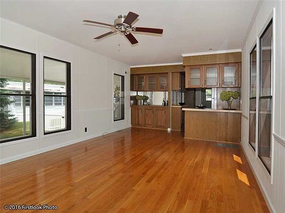 5th image of 150 Holiday Ct