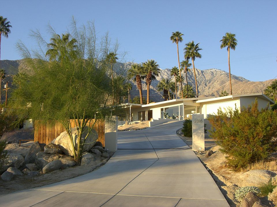 Entrance with electric gate