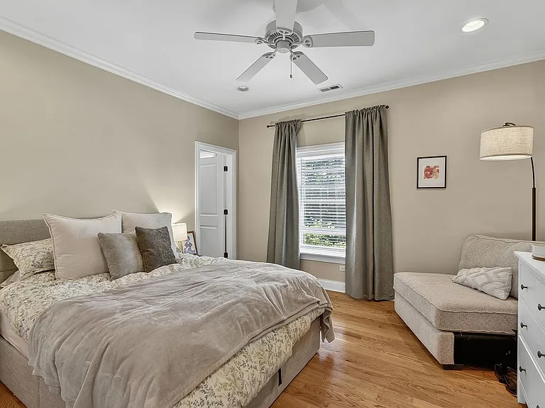 Hinman Court Condos — Photo 37
