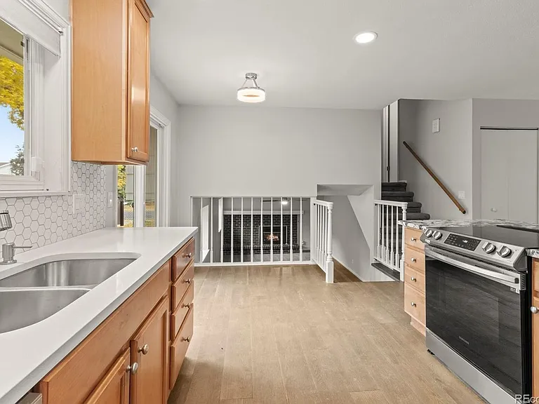 395 Monarch St — Photo 2