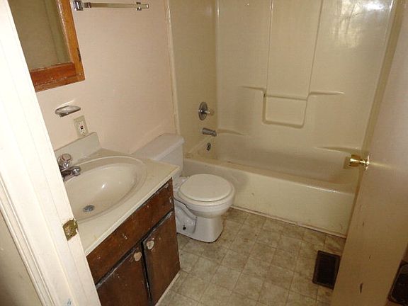 4th image of 312 Center St