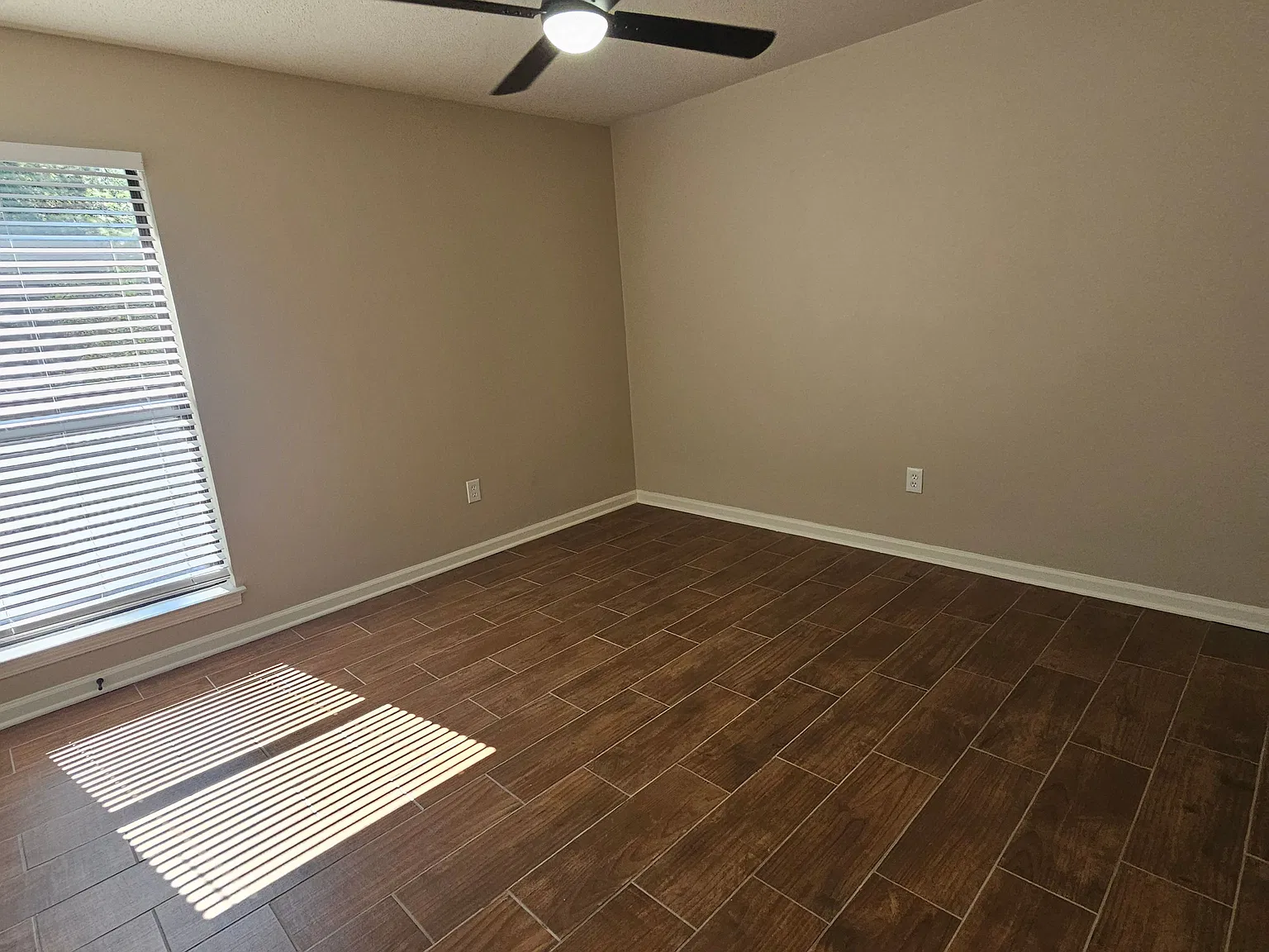 3 bed, 1.5 bath, 1201 sqft, $1,700 — Photo 3