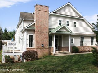 2201 Robinson Close, Moosic, PA 18507