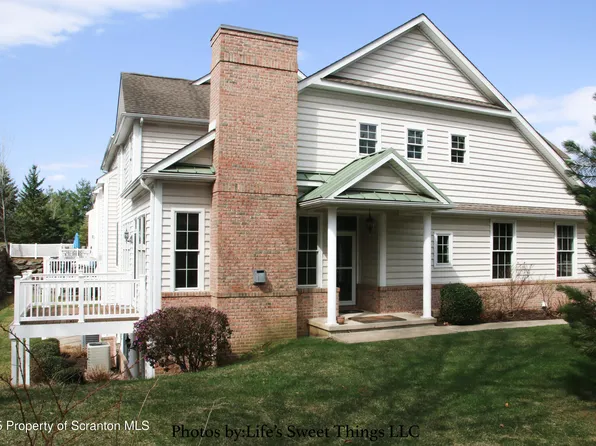 2201 Robinson Close, Moosic, PA 18507