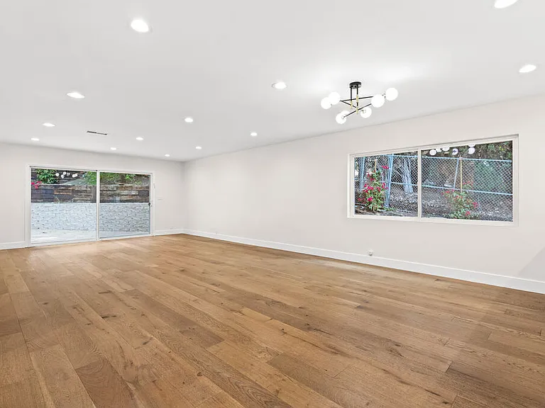 21817 Providencia St — Photo 4