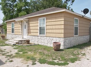 704 S Eagle St, Weimar, TX 78962