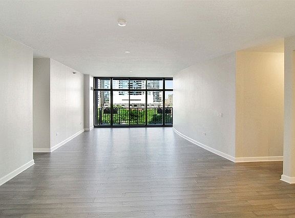 3rd image of 1335 S Prairie Ave Unit 707