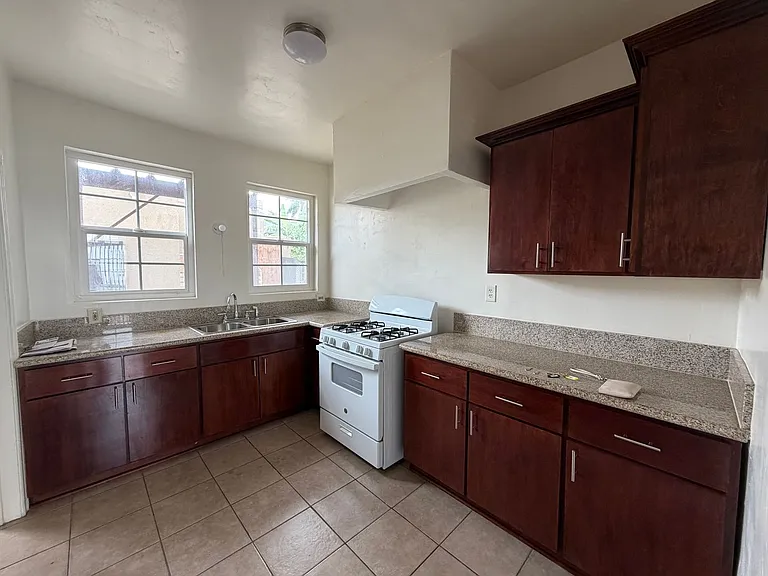 2612 Edgehill Dr — Photo 4