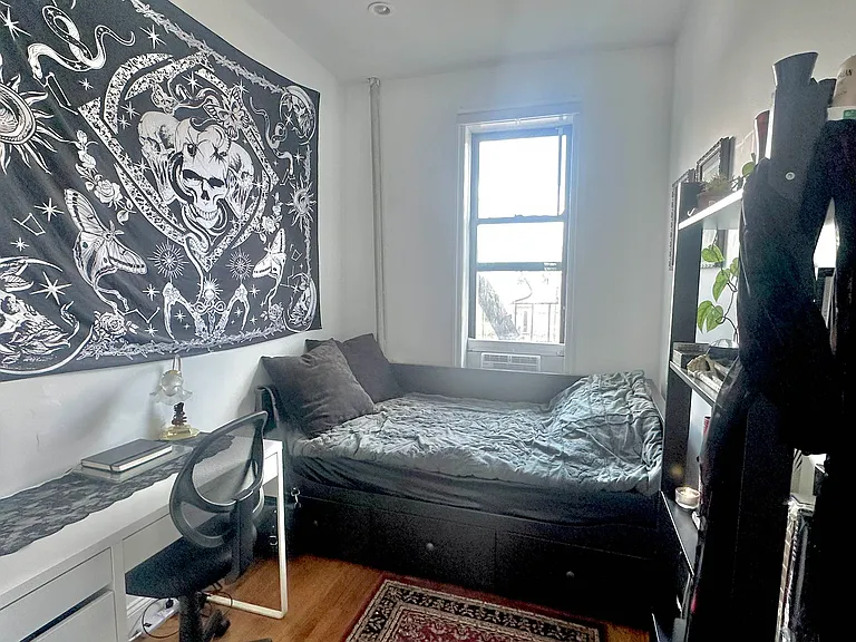 215 E 4th St #22 — Photo 2