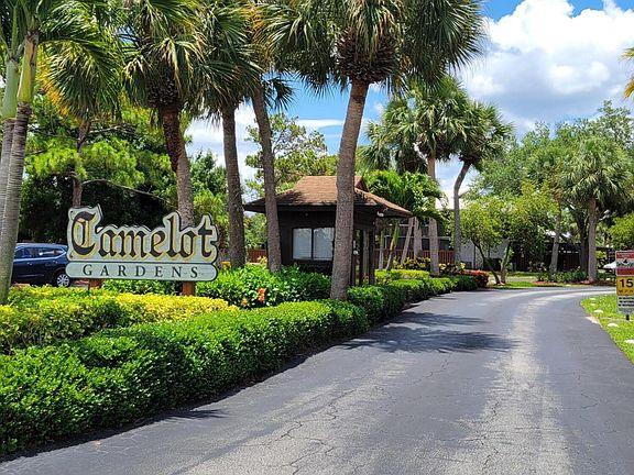 4th image of 903 SE Camelot Gardens Boulevard SE
