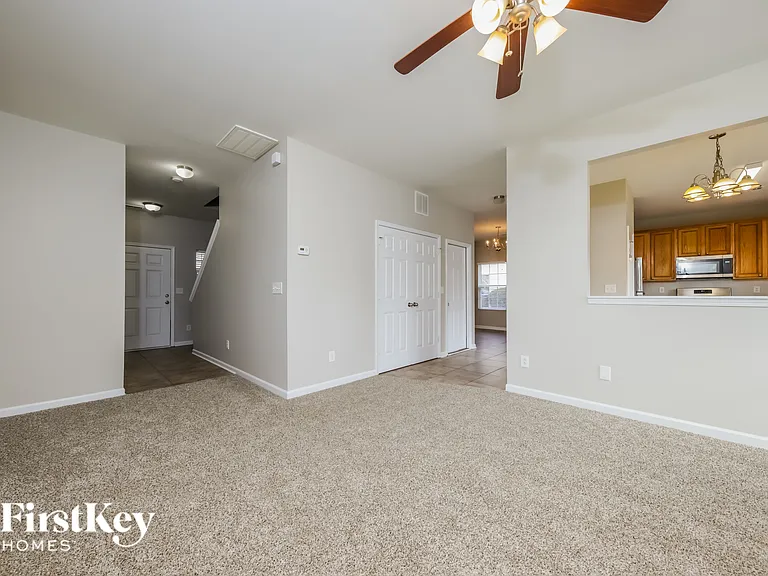1511 Pecan Ln — Photo 3