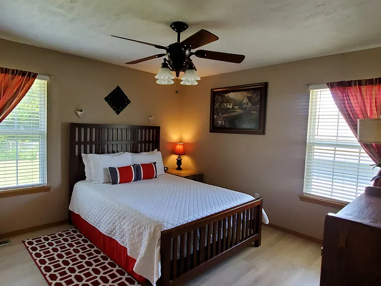 4453 W Portland St — Photo 22