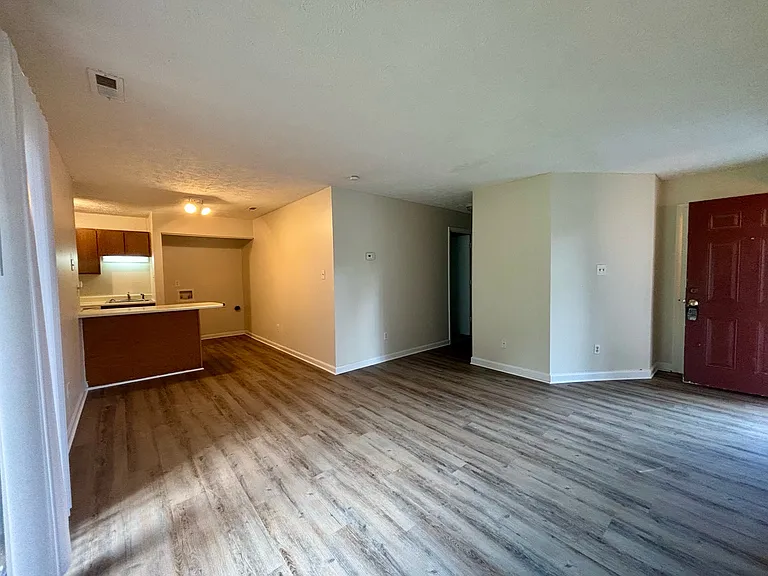 1123 Southwood Dr #4 — Photo 3