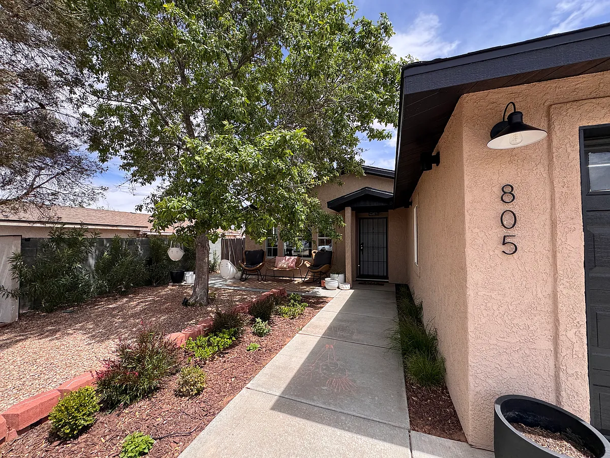 Building Photo - 805 Village Dr