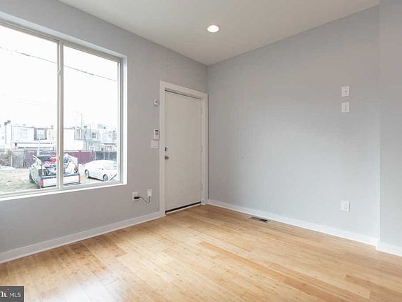 5th image of 1815 E Oakdale St