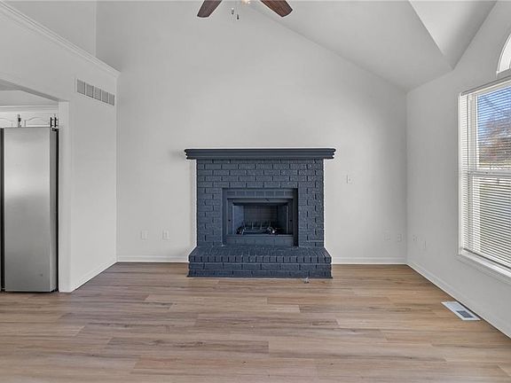 5th image of 901 Pine Crest Ave