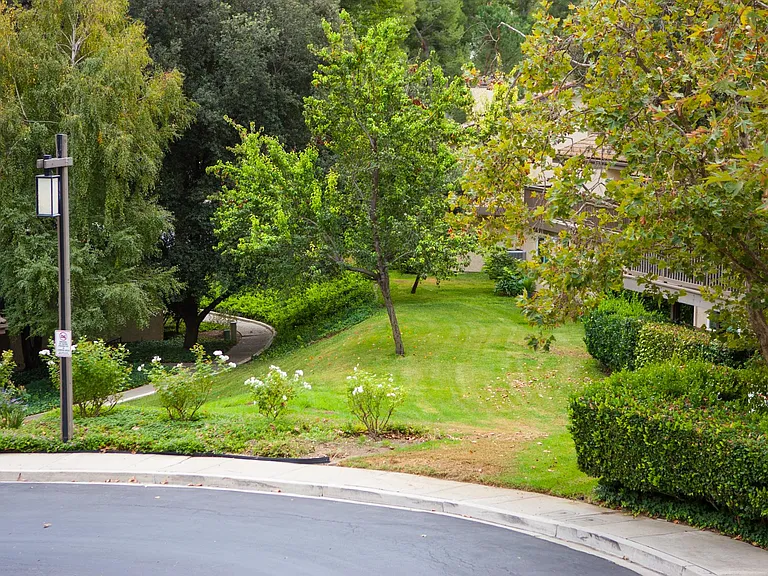 75 Rosehedge Ln — Photo 2