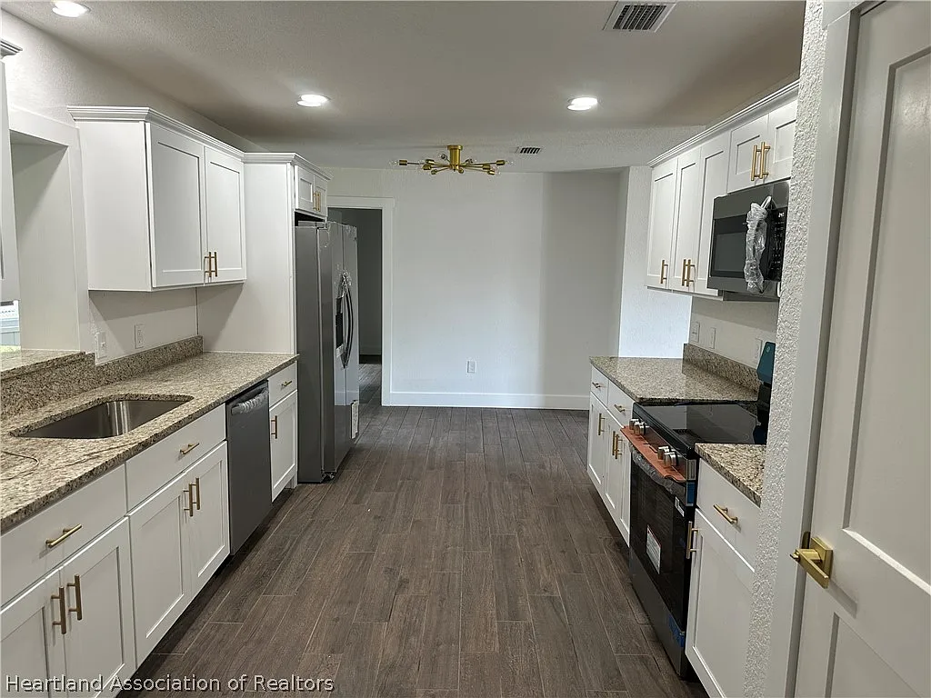 4 bed, 2.0 bath, 2237 sqft, $2,350 — Photo 3