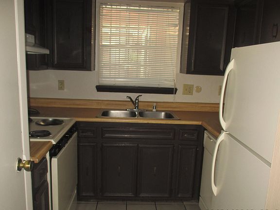 5th image of 205 E Castellano Dr APT B