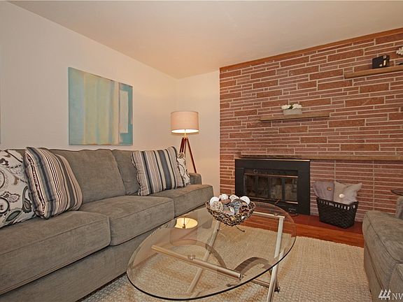 2nd image of 10215 Hemlock St SW