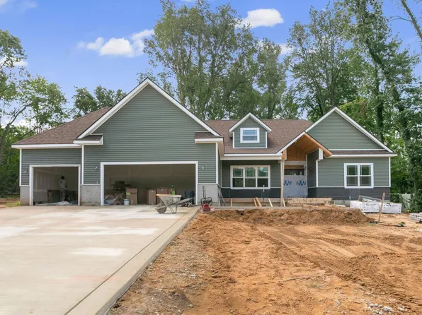 16390 Greystone Dr, Granger, IN 46530