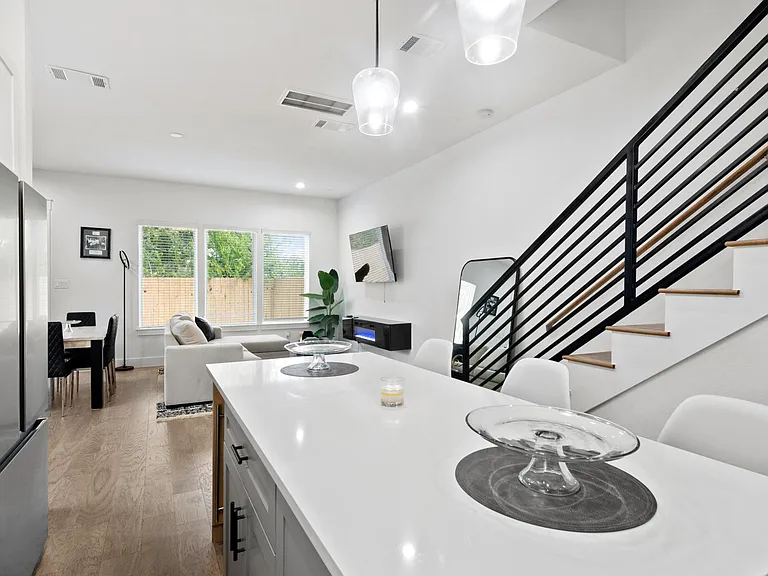 1704 Worms St — Photo 5