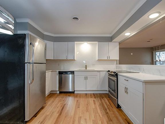 3rd image of 4015 Bardstown Rd