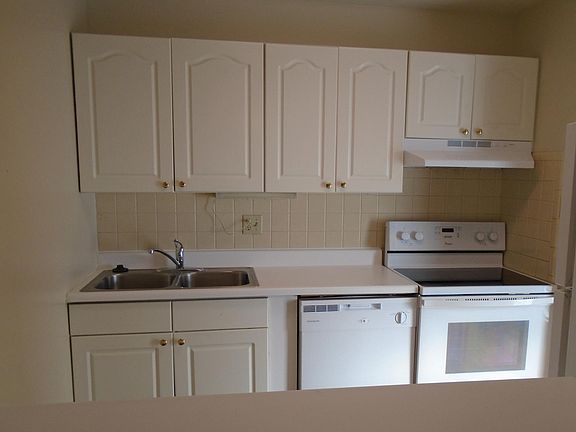 2nd image of 1021 Queen Ann Dr APT 5