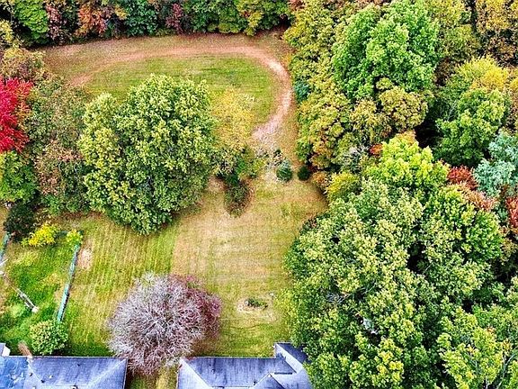 3rd image of 166 Fairlane Dr